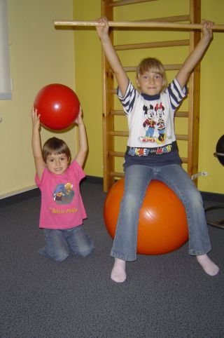 Kinder bei der Krankengymnastik